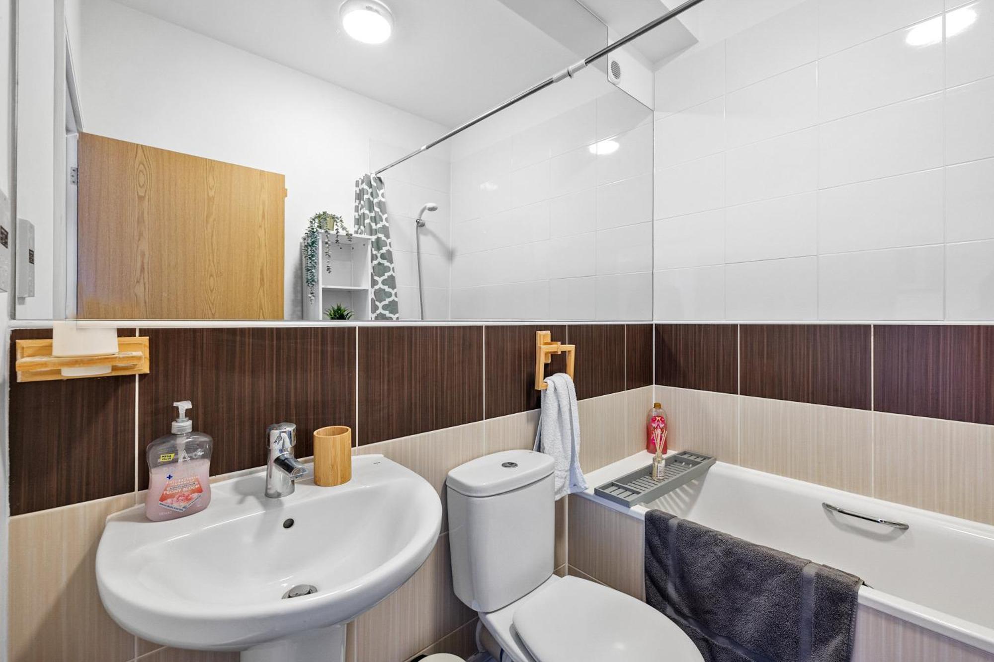 Spacious House By Quay - Sleeps 7 - Free Parking Holiday home *
