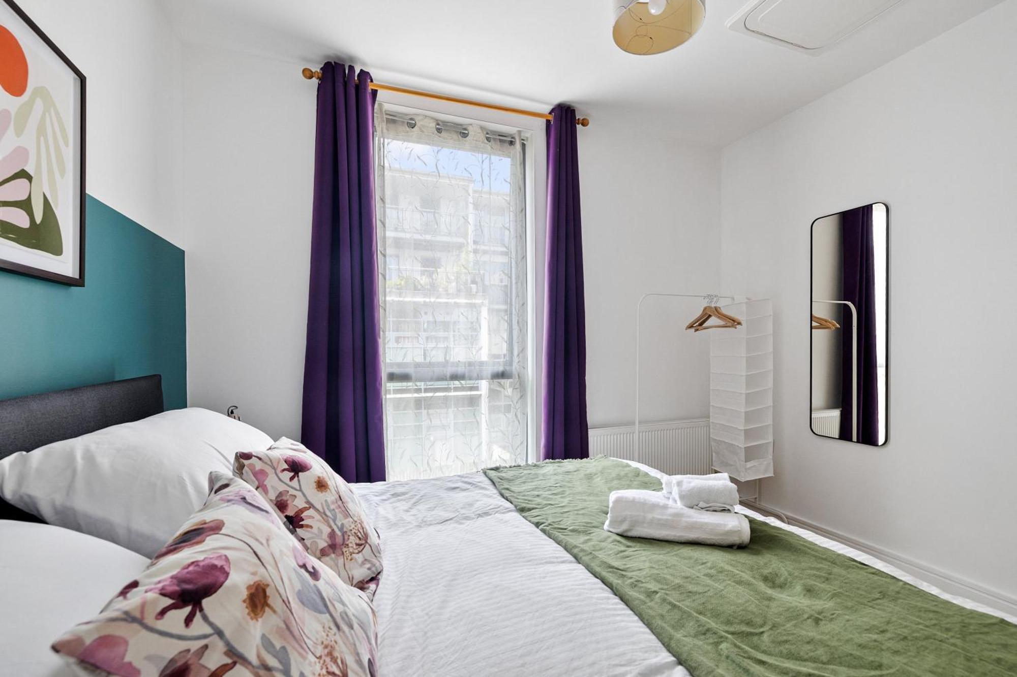 Spacious House By Quay - Sleeps 7 - Free Parking Holiday home Plymouth
