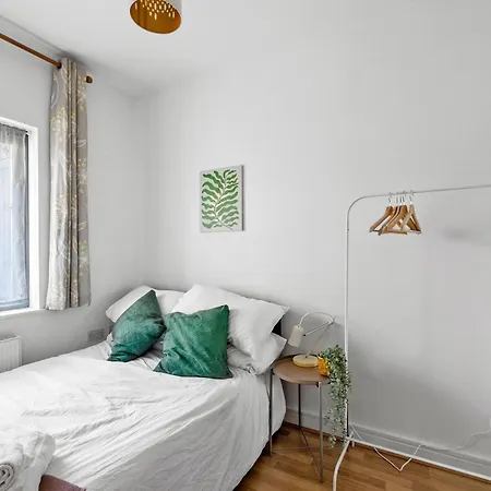 Spacious House By Quay - Sleeps 7 - Free Parking Plymouth Exterior photo