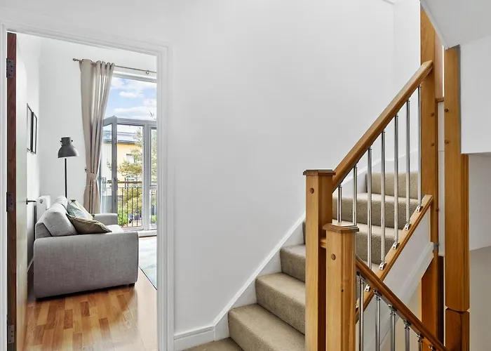 Spacious House By Quay - Sleeps 7 - Free Parking