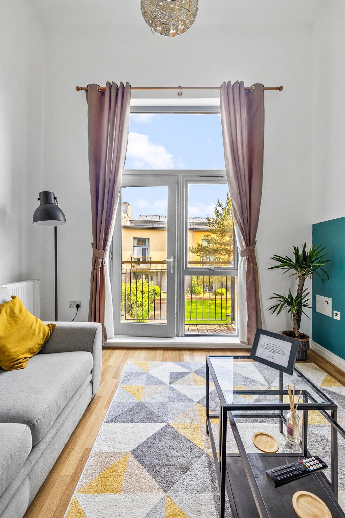 Holiday home Spacious House By Quay - Sleeps 7 - Free Parking *