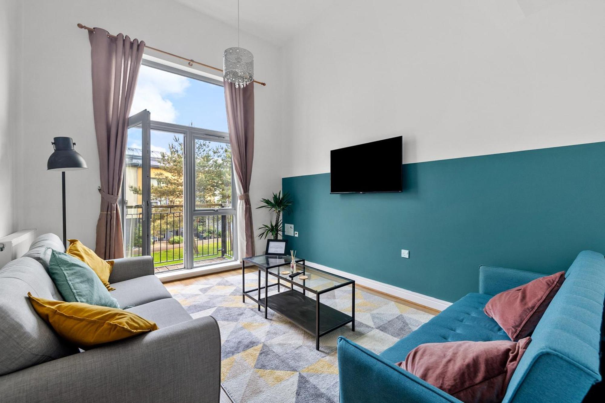 Spacious House By Quay - Sleeps 7 - Free Parking Holiday home Plymouth