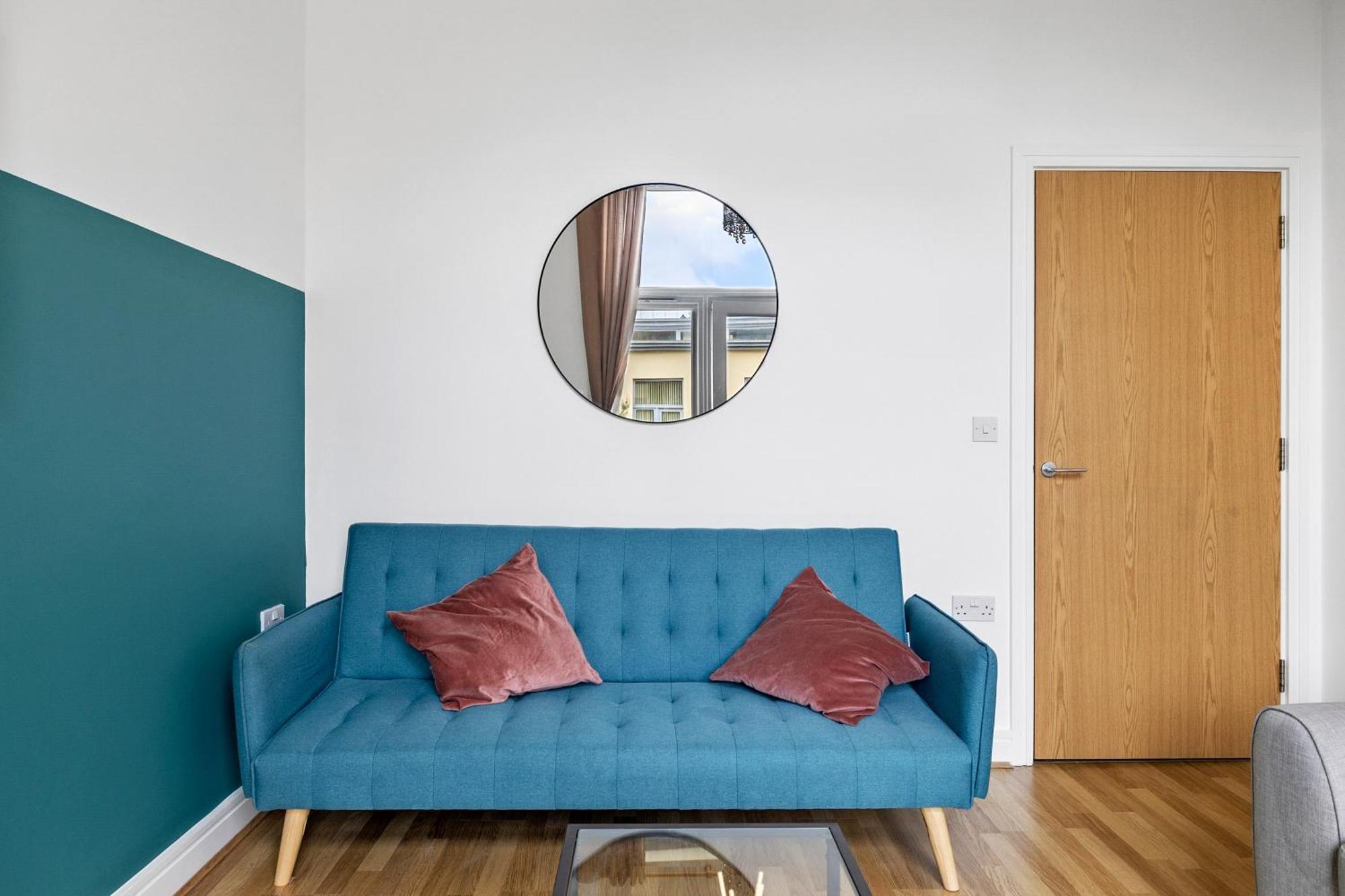 Spacious House By Quay - Sleeps 7 - Free Parking Holiday home Plymouth