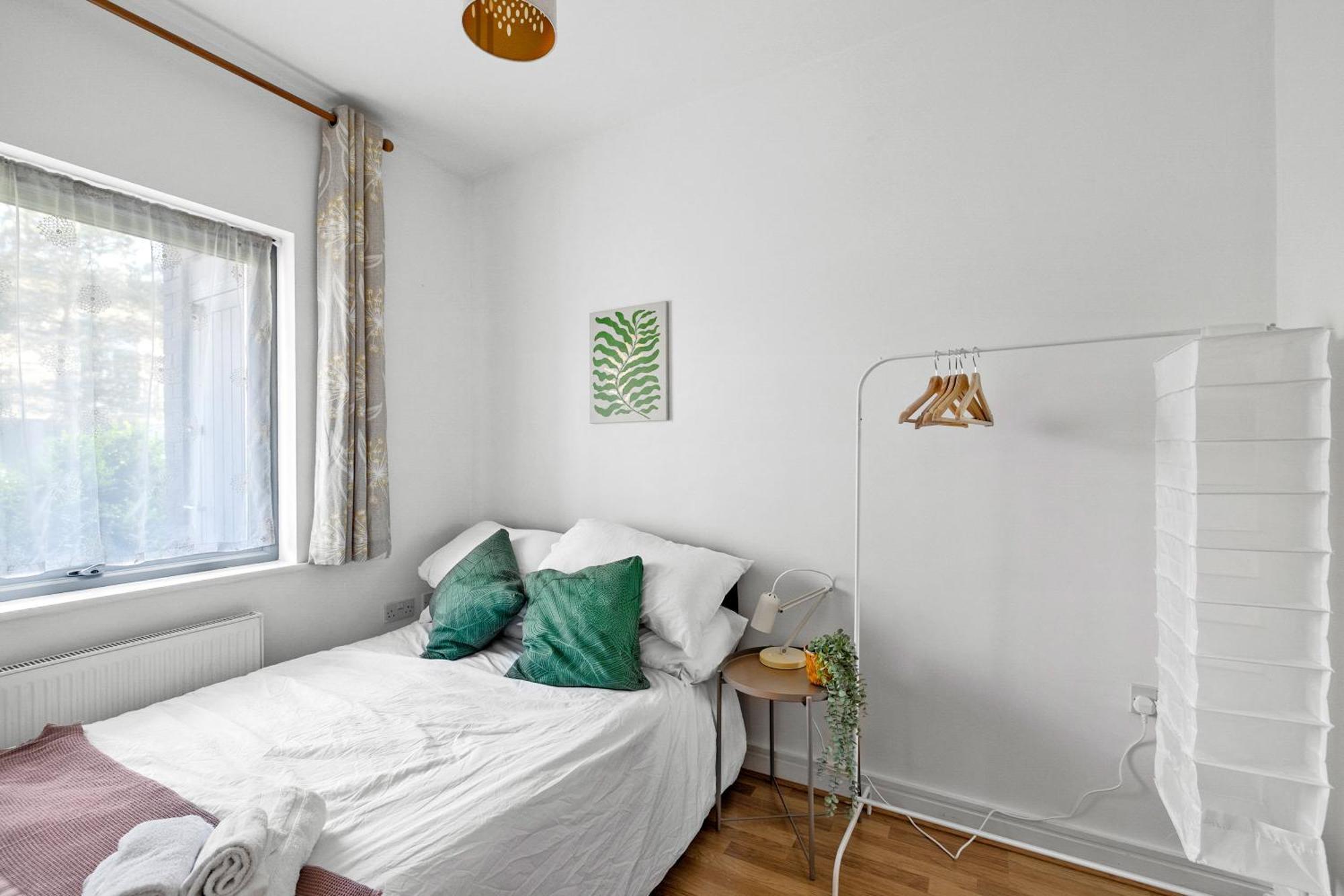 Spacious House By Quay - Sleeps 7 - Free Parking Holiday home Plymouth