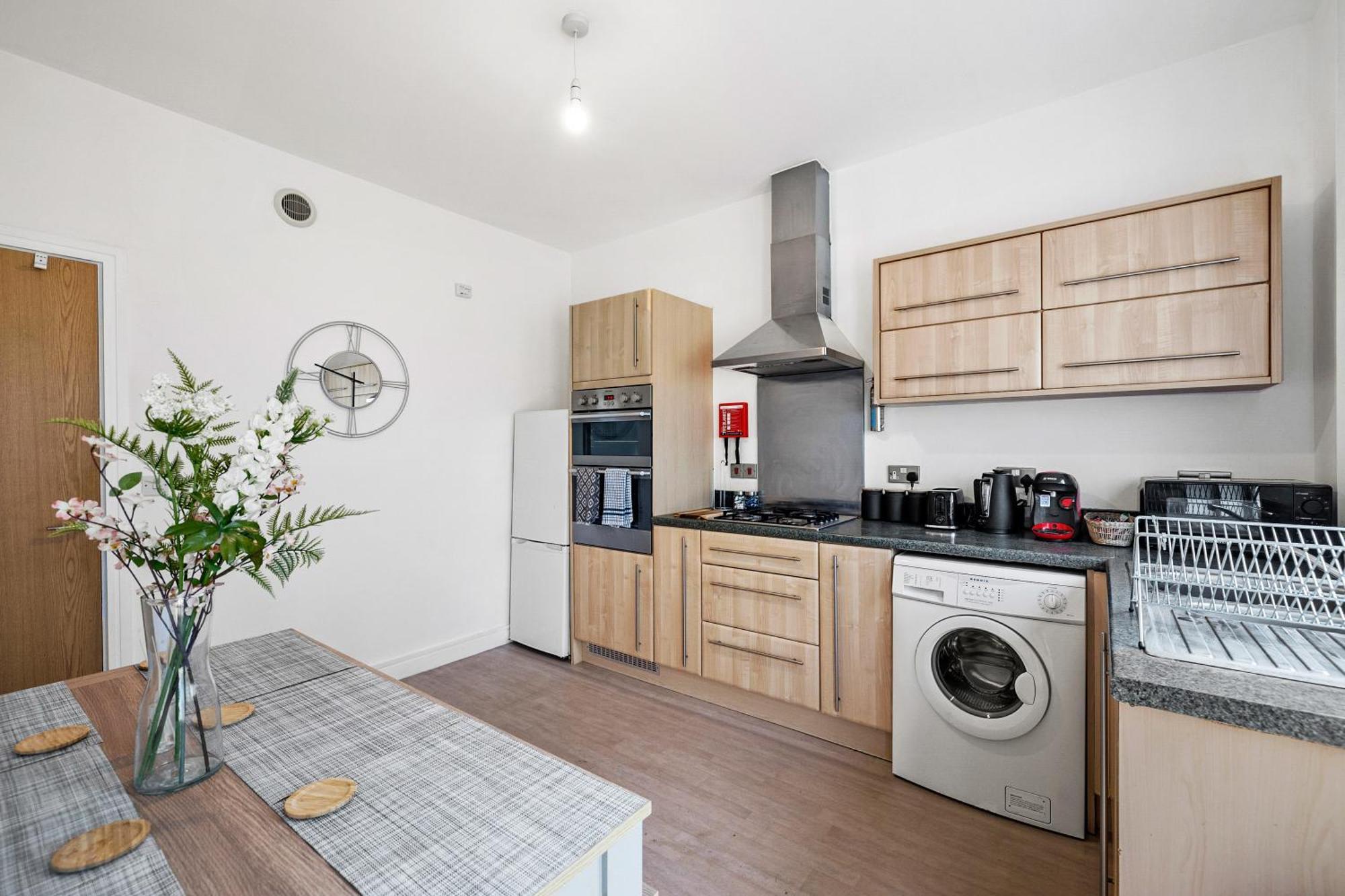 Spacious House By Quay - Sleeps 7 - Free Parking Holiday home Plymouth