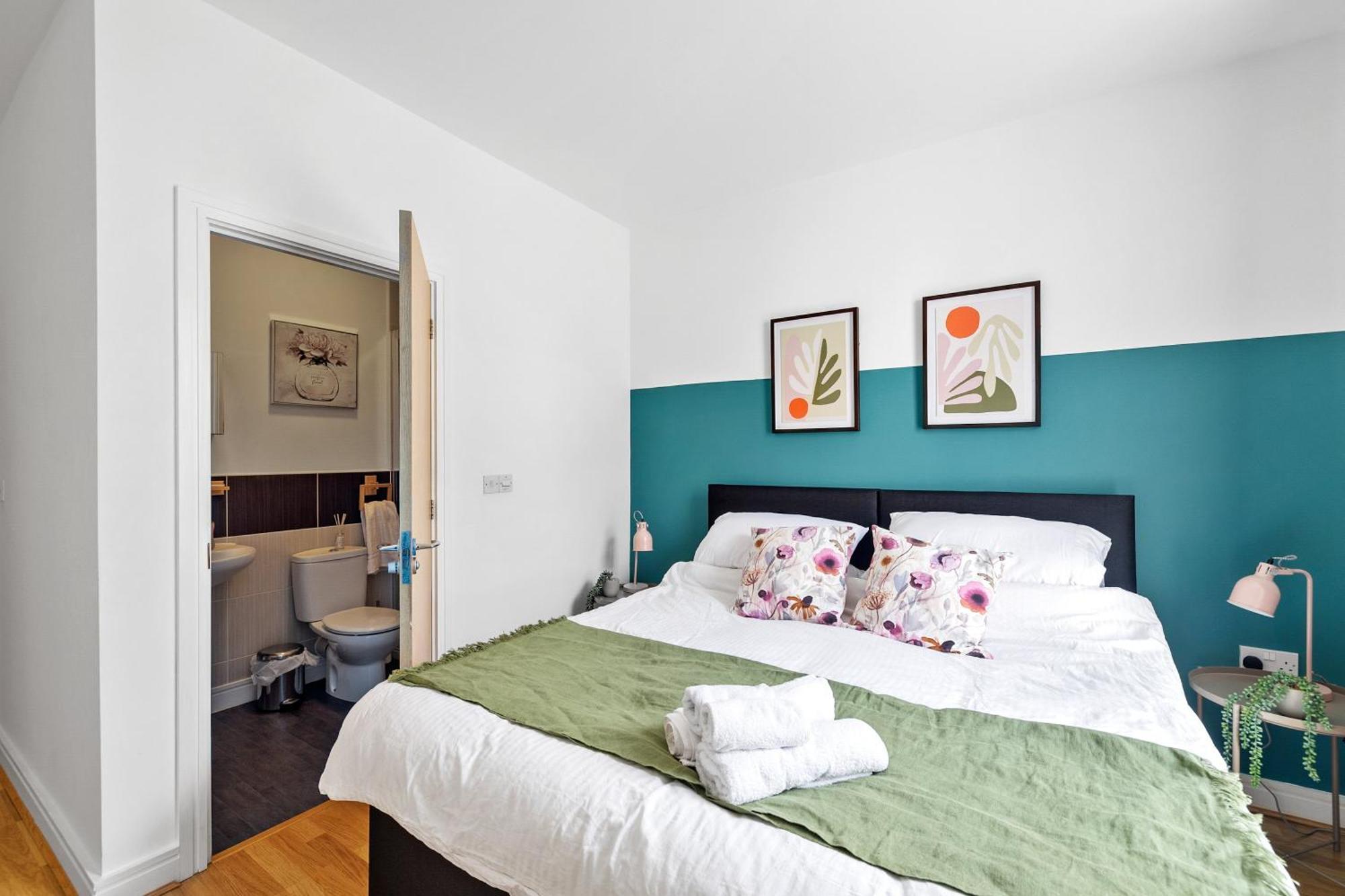 Spacious House By Quay - Sleeps 7 - Free Parking Holiday home Plymouth